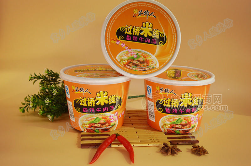 家鄉(xiāng)人 過橋米線 香辣牛肉 100克/桶方便粉絲 好吃好賣