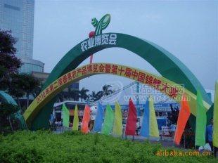 加工各口味枇杷糖果。