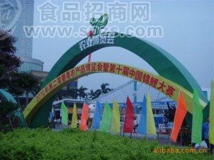 加工各口味枇杷糖果。