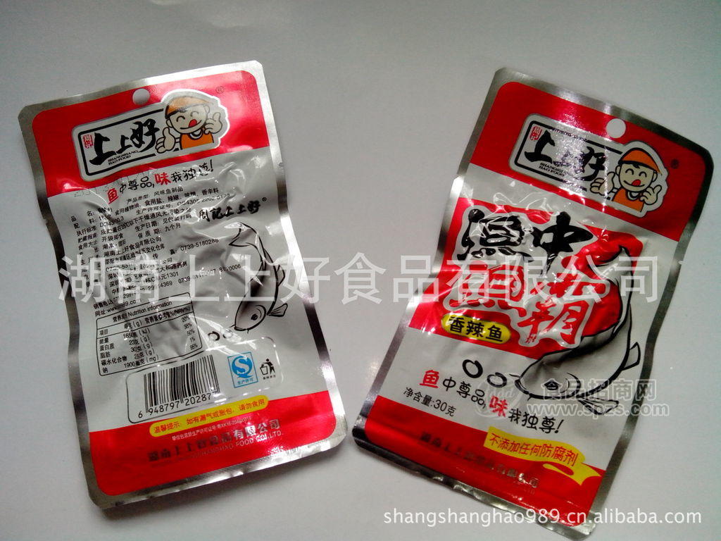 供應(yīng)周記上上好食品廠批發(fā)休閑魚仔，精品30克*100包，干魚零食