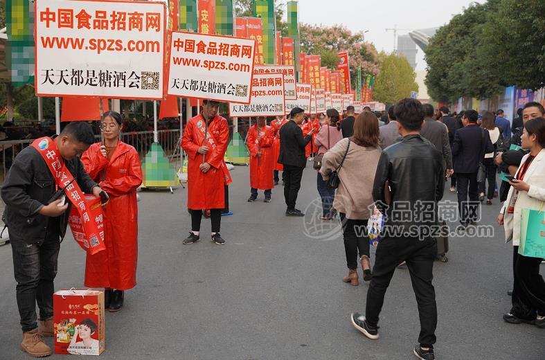 紅色長龍盡顯食品招商網(wǎng)強(qiáng)大的宣傳陣容！