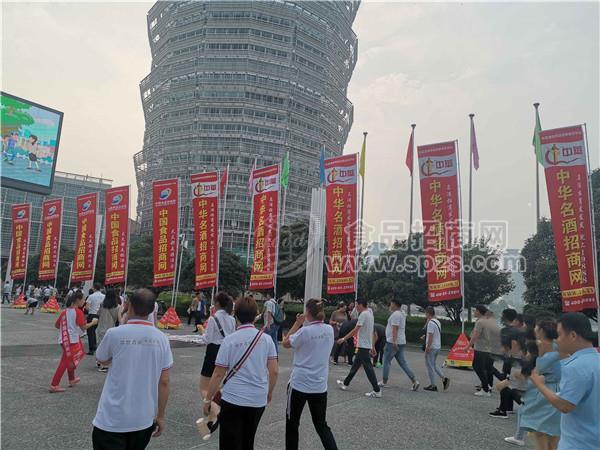 紅色旗幟迎風(fēng)飄揚，包場宣傳勢不可擋