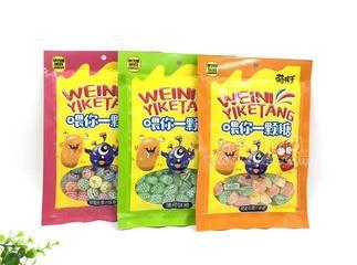 萌孩子喂你一颗糖糖果