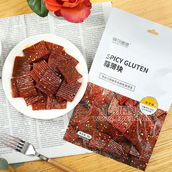 辣可曦曦 網(wǎng)紅辣條蒜薄塊 休閑食品招商新品上市98g