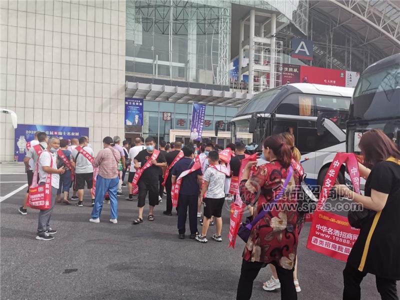 紅色便攜袋遍布全場，為代理商提供貼心服務(wù)