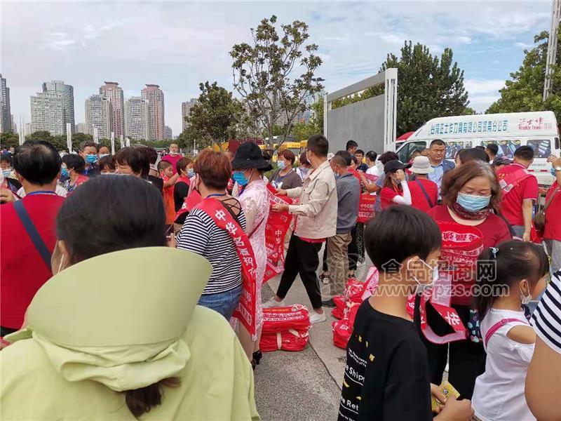 覆蓋整個會場，名酒招商便攜袋打造紅色宣傳海洋
