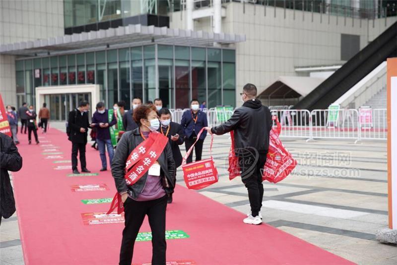 宣傳小分隊精神飽滿，幫助廠商順利參展