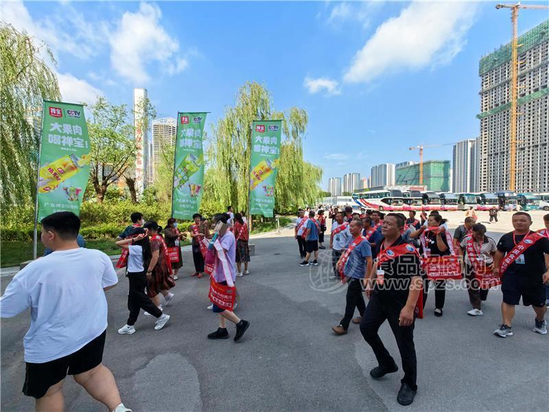 食品招商网红色便携袋，历届糖酒会上独特的风景
