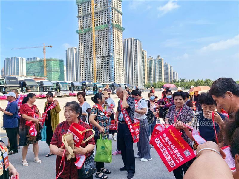 貼心定制參展“專用挎包”，食品招商網(wǎng)宣傳勢(shì)不可擋