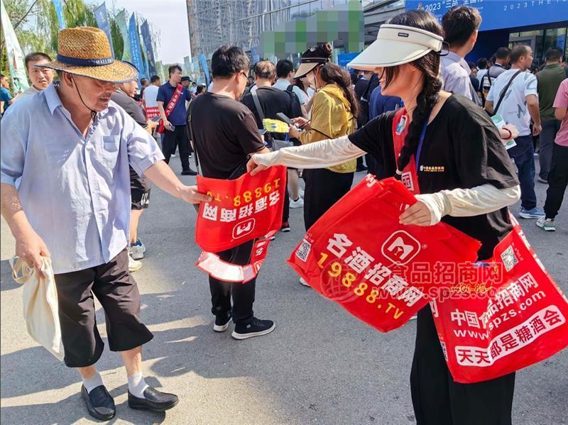 紅紅火火的宣傳場面，彰顯名酒招商網(wǎng)龍頭地位