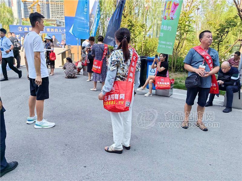 名酒招商網(wǎng)紅色便攜袋，經(jīng)銷商參展“利器”