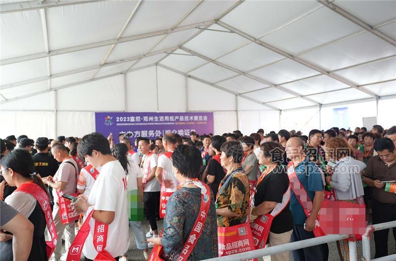 郑州糖酒会现场，一片红色海洋