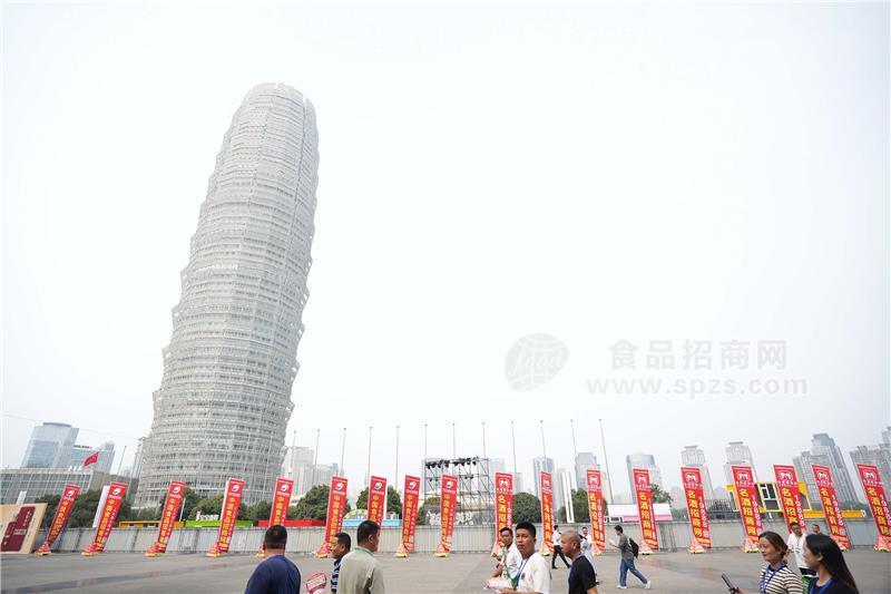 食品招商网坚持大规模宣传，成为历届糖酒会上的风景