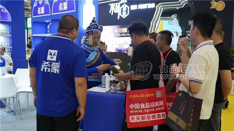 深圳秋糖经销商人手一个便携袋，食品招商网力求更佳宣传效果