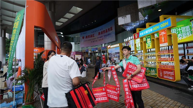 食品招商网发放数万便携袋，为经销商参展全国秋糖提供便利