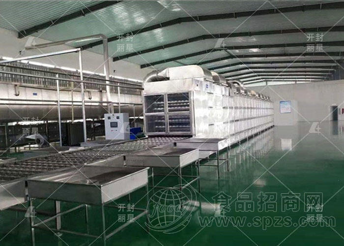 流水线加工运行的酸辣粉机器，丽星坨状粉丝生产线节省人工