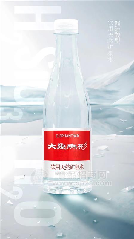 大象饮用天然矿泉水